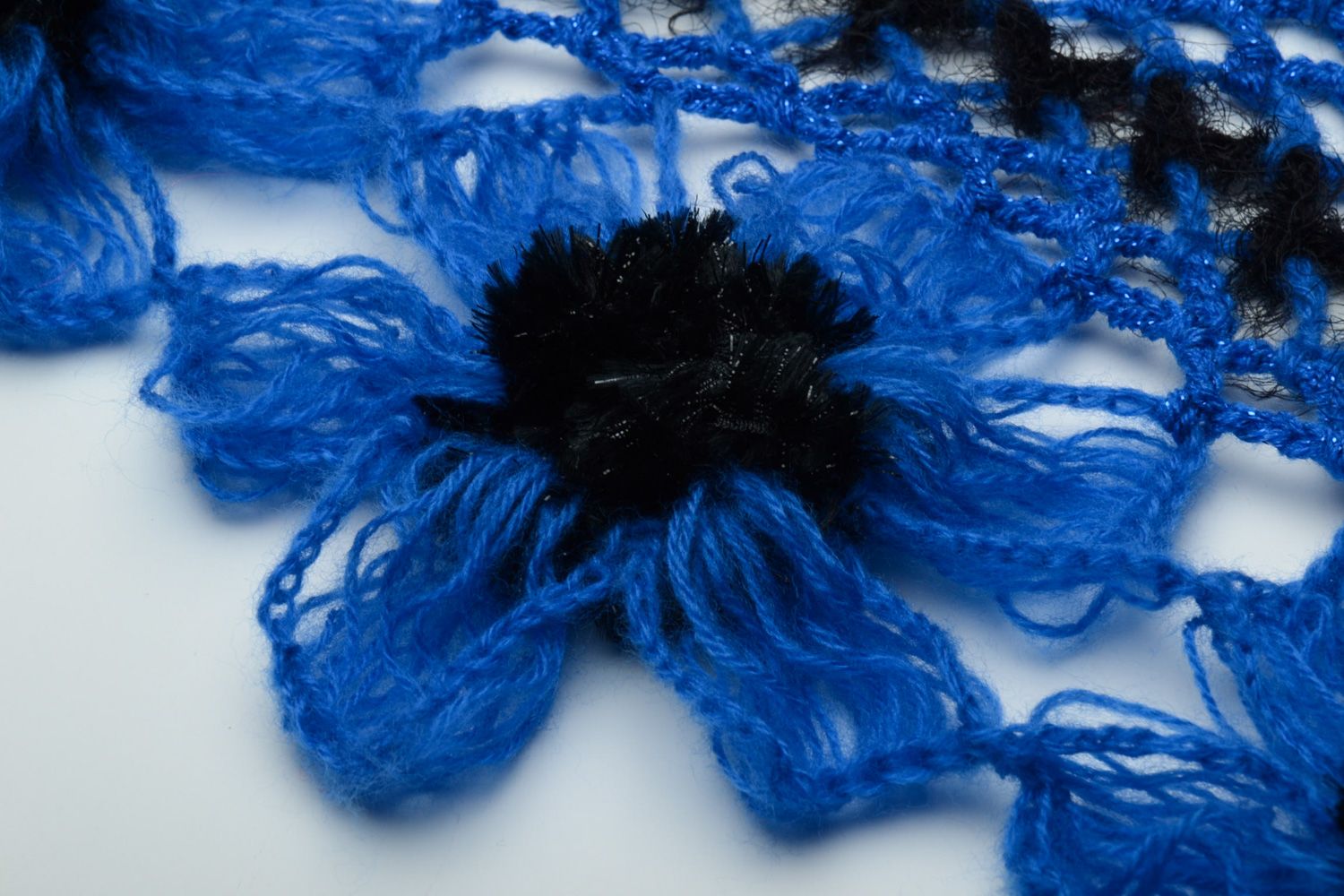 Châle tricot fait main en fils d'angora et de laine noir et bleu pour femme photo 4