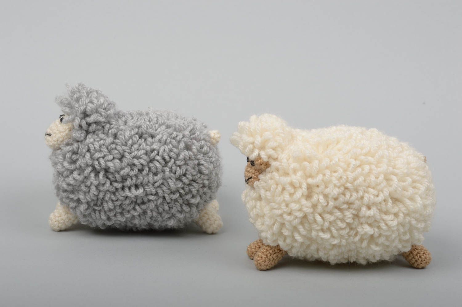 Peluches moutons faites main Jouets tricotés au crochet 2 pièces Cadeau femme photo 4