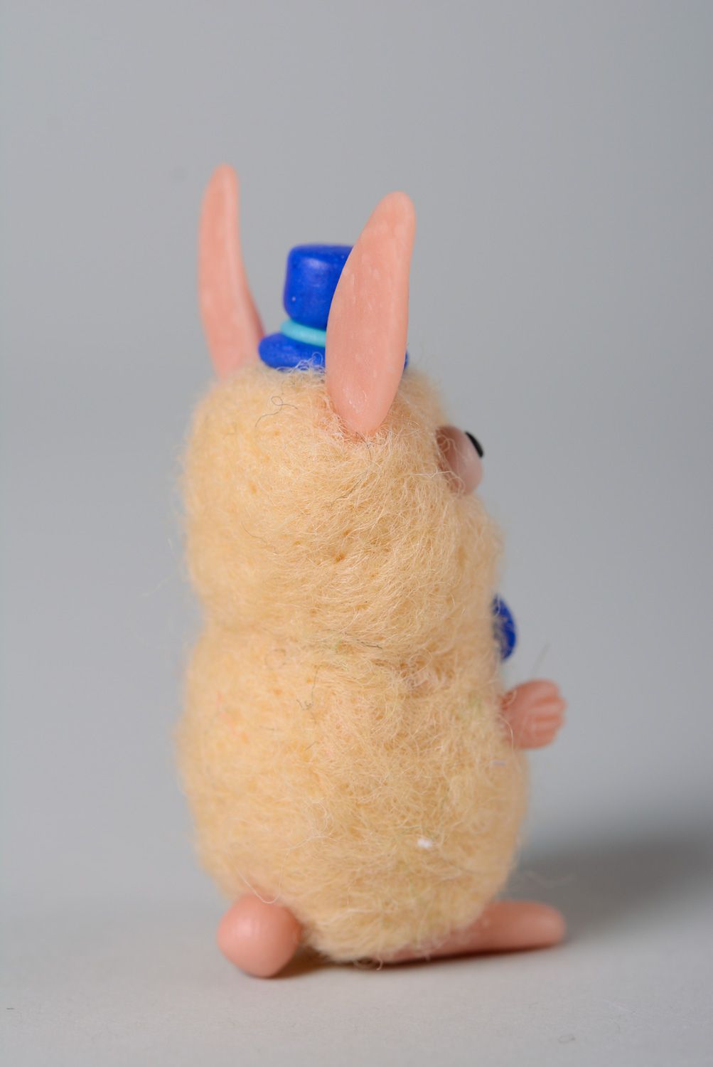 Figura de lana juguete de bolsillo hecho a mano en técnica de fieltro Conejo  foto 3