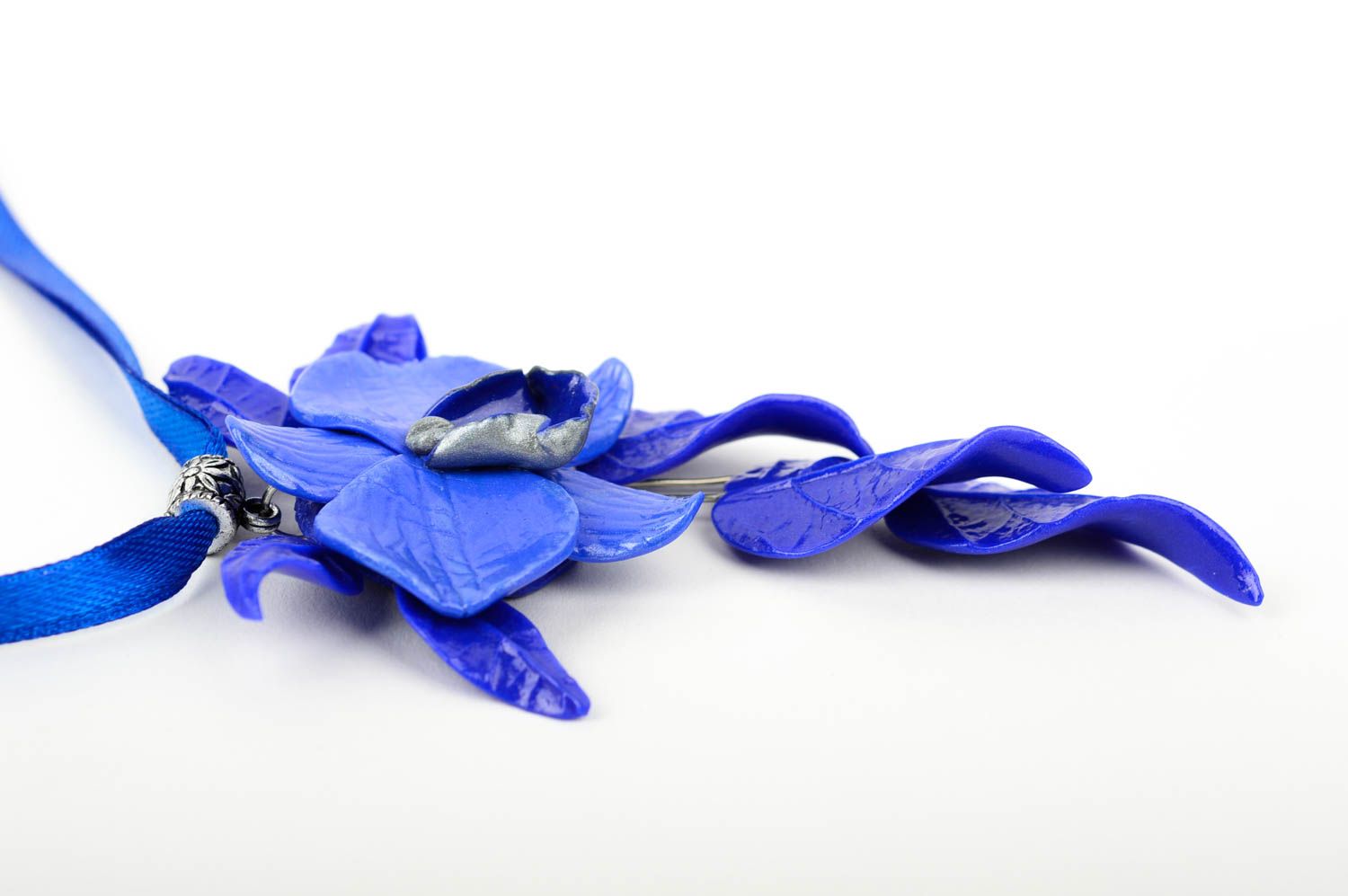 Pendentif fleur bleue Bijou fait main en pâte polymère sur ruban Cadeau femme photo 3