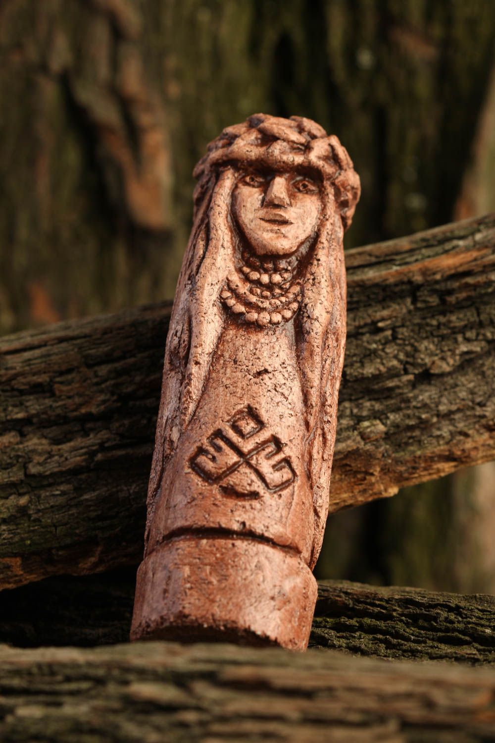 Славянский оберег хэнд мейд статуэтка из глины славянский амулет Кумир в венке фото 1