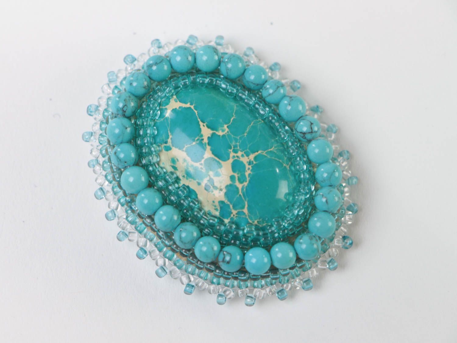 Small oval handmade beaded brooch with turquoise and varistsite natural stones photo 2