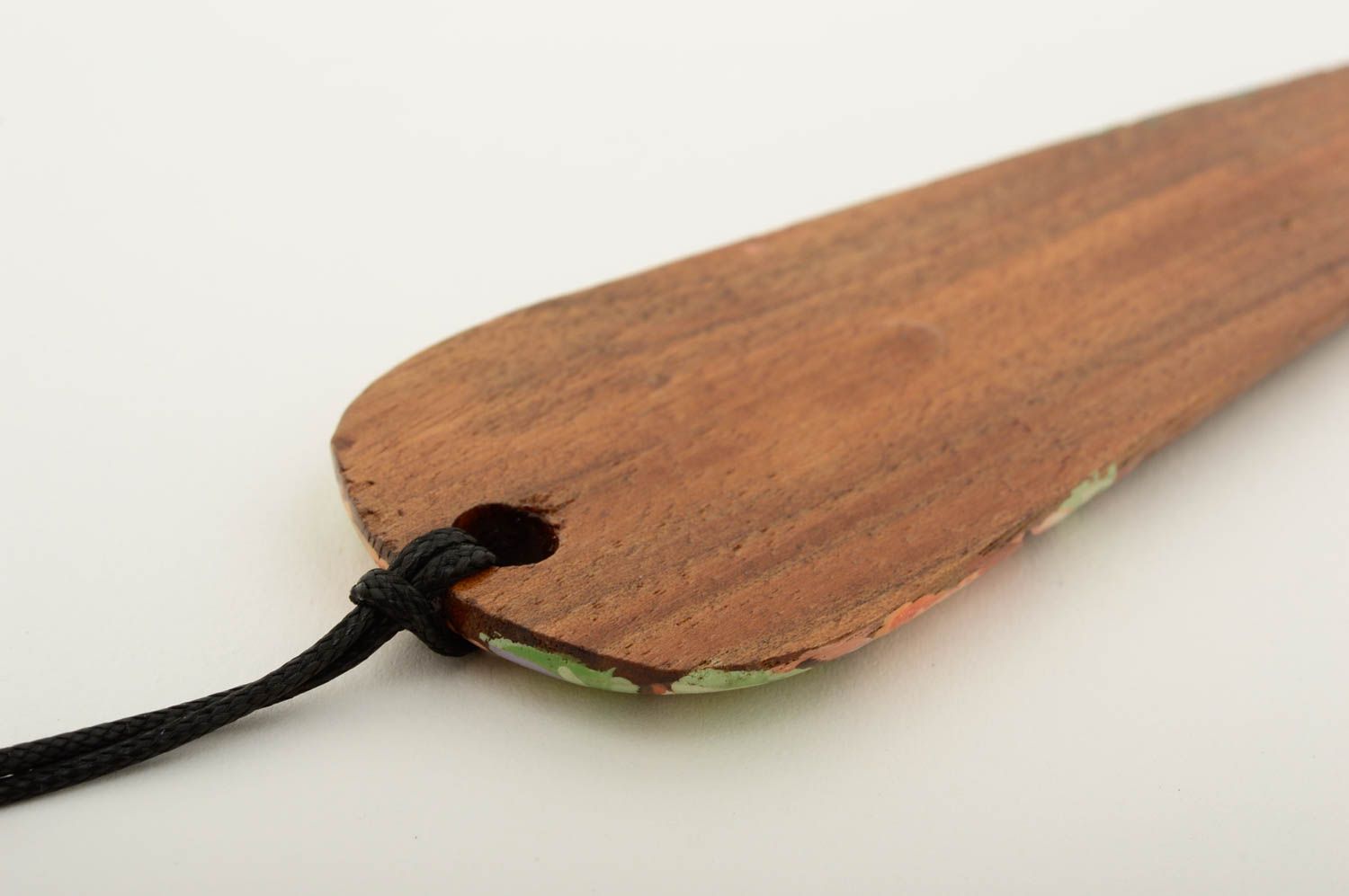 Украшение на шею кулон ручной работы аксессуар из дерева с росписью стильный фото 5