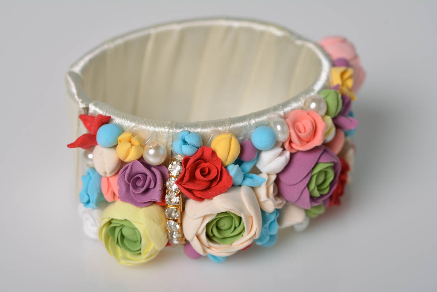 Large bracelet avec fleurs en pâte polymère fait main multicolore original photo 1