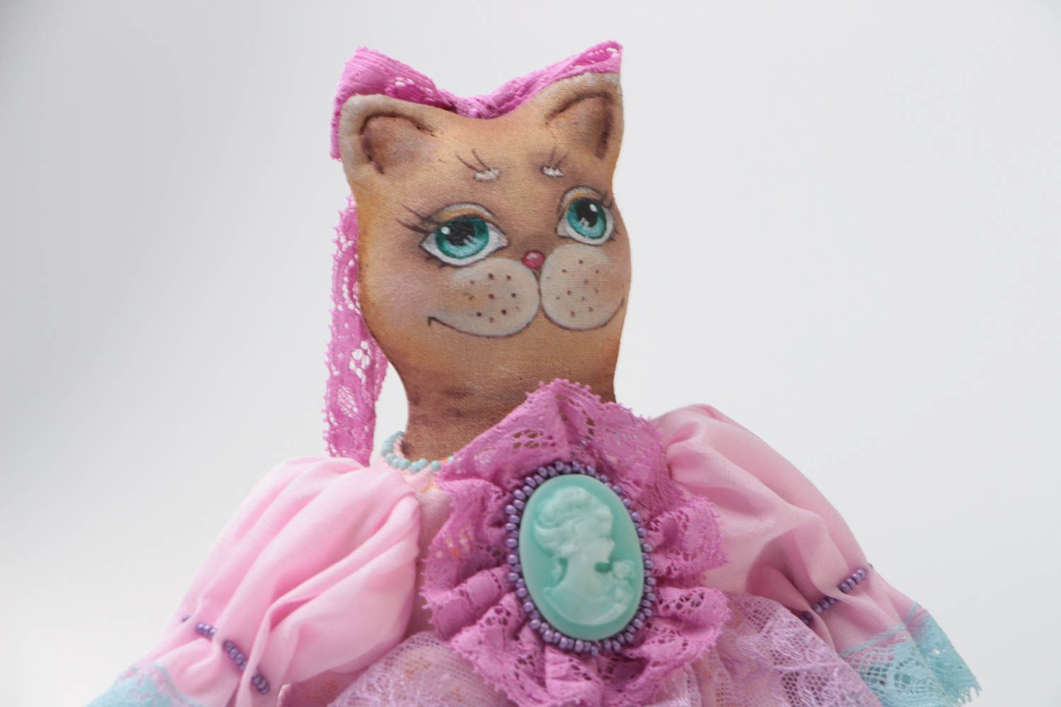 Juguete de tela con forma de gata artesanal vintage con vestido rosado pequeña  foto 3