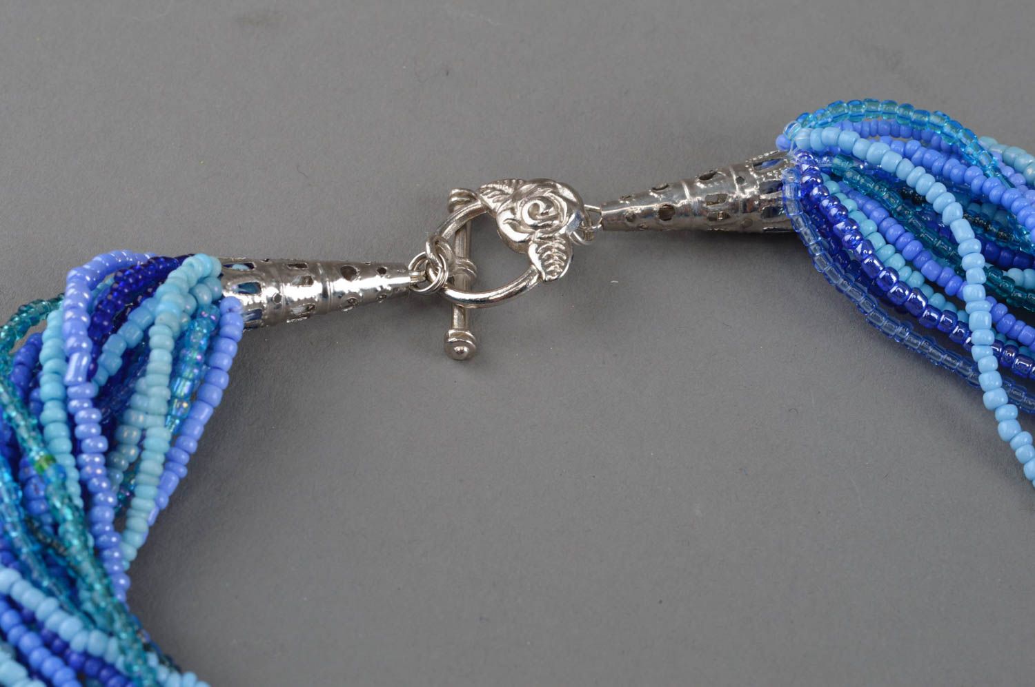 Ожерелье из бисера ручной работы нежное воздушное в голубых тонах авторское фото 4