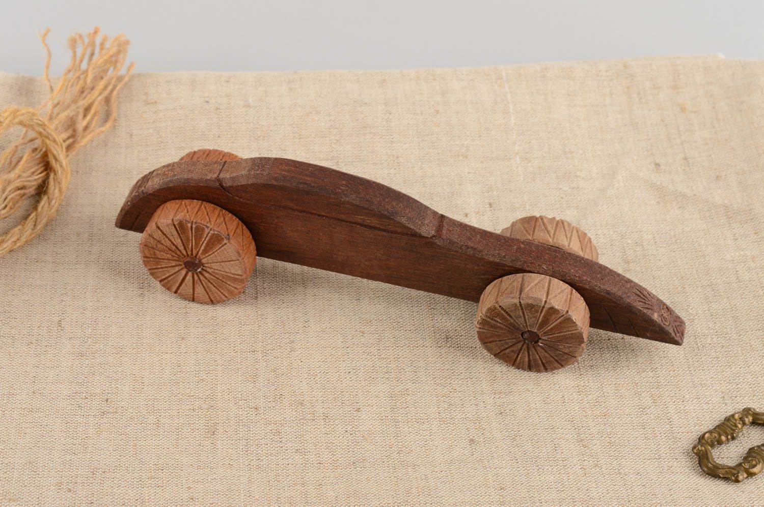 Coche de juguete de madera marrón original ecológico hecho a mano para niño foto 1