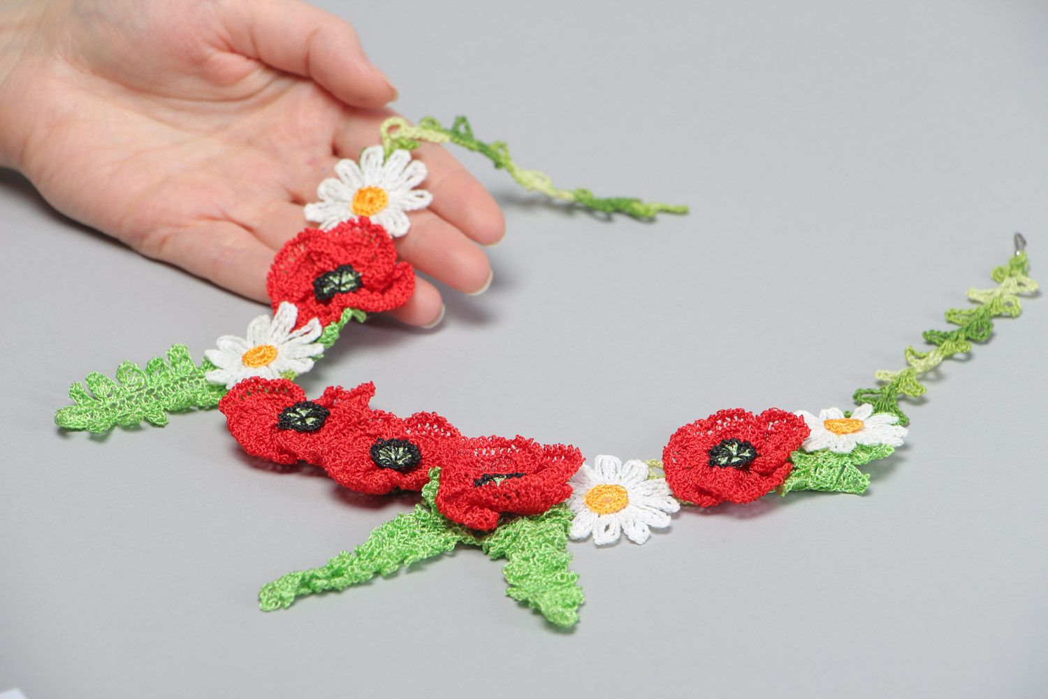 Handgemachtes rotes Collier aus Fäden gehäkelt mit Kamillen und Mohnblumen  foto 5