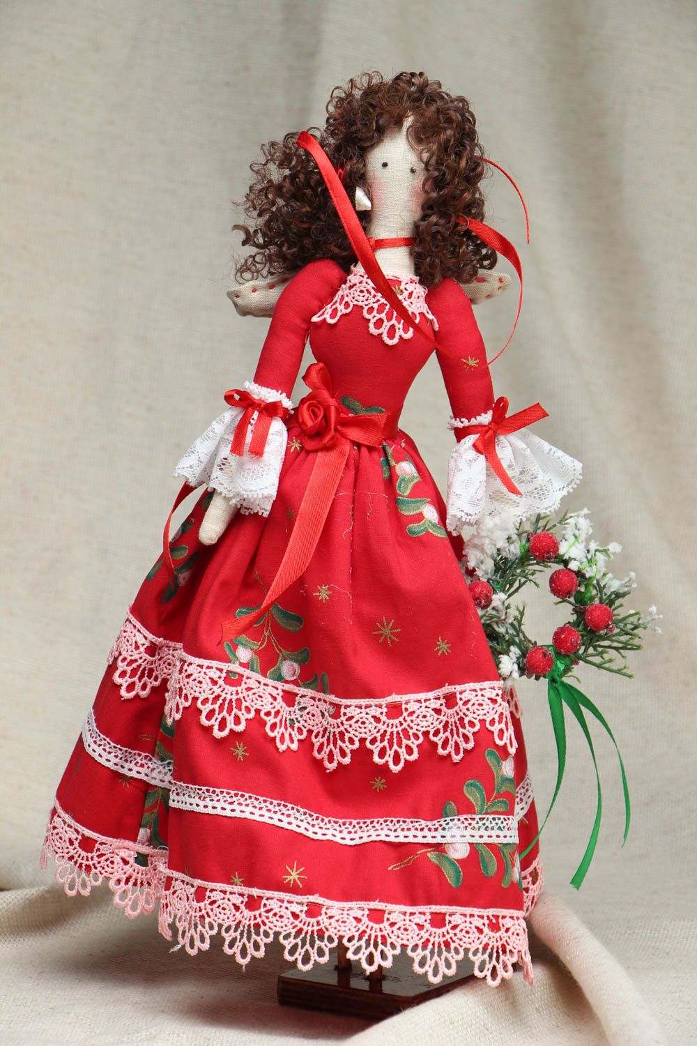 Künstlerische Puppe handmade im roten Kleid foto 1
