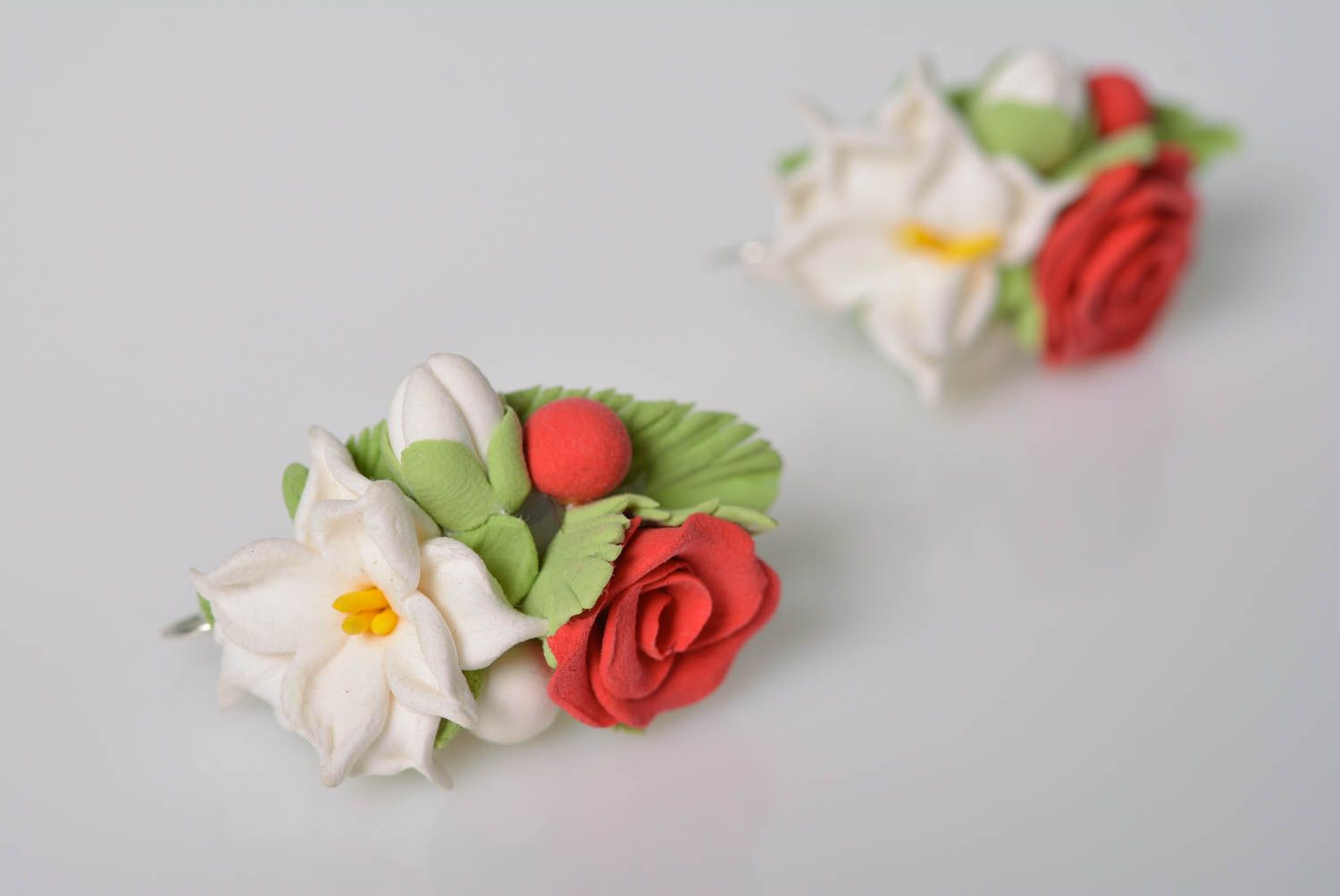 Pendientes de arcilla polimérica artesanales con flores bonitos de verano foto 3
