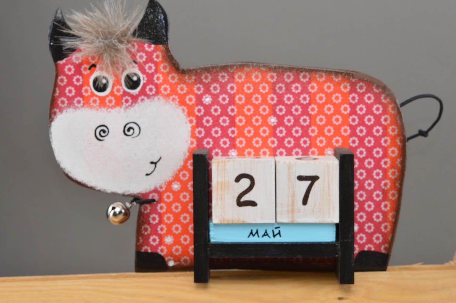 Детский календарь в виде коровки из фанеры декупаж в цветок ручной работы фото 2