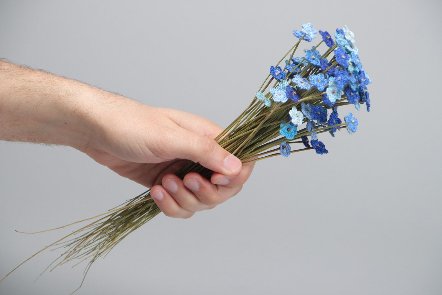 Handgemachter blauer schöner sanfter gehäkelter Blumenstrauß aus Garn Geschenk  foto 5