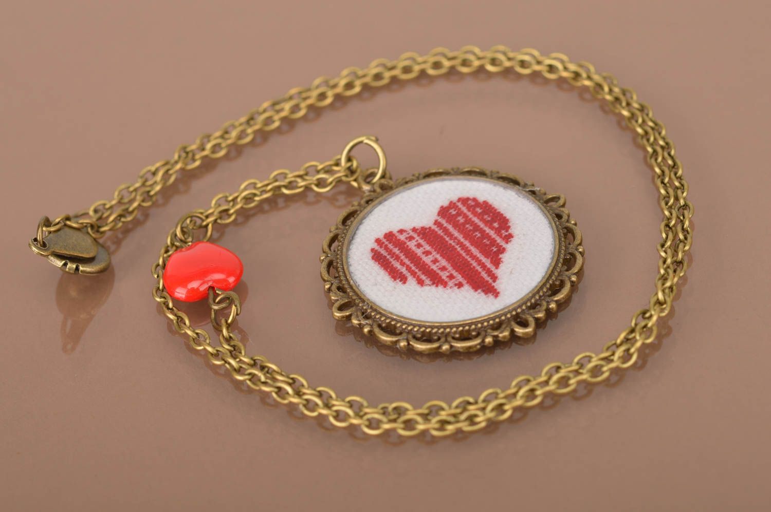 Schmuck Anhänger Herz handmade Damen Modeschmuck Accessoire für Frauen gestickt foto 3