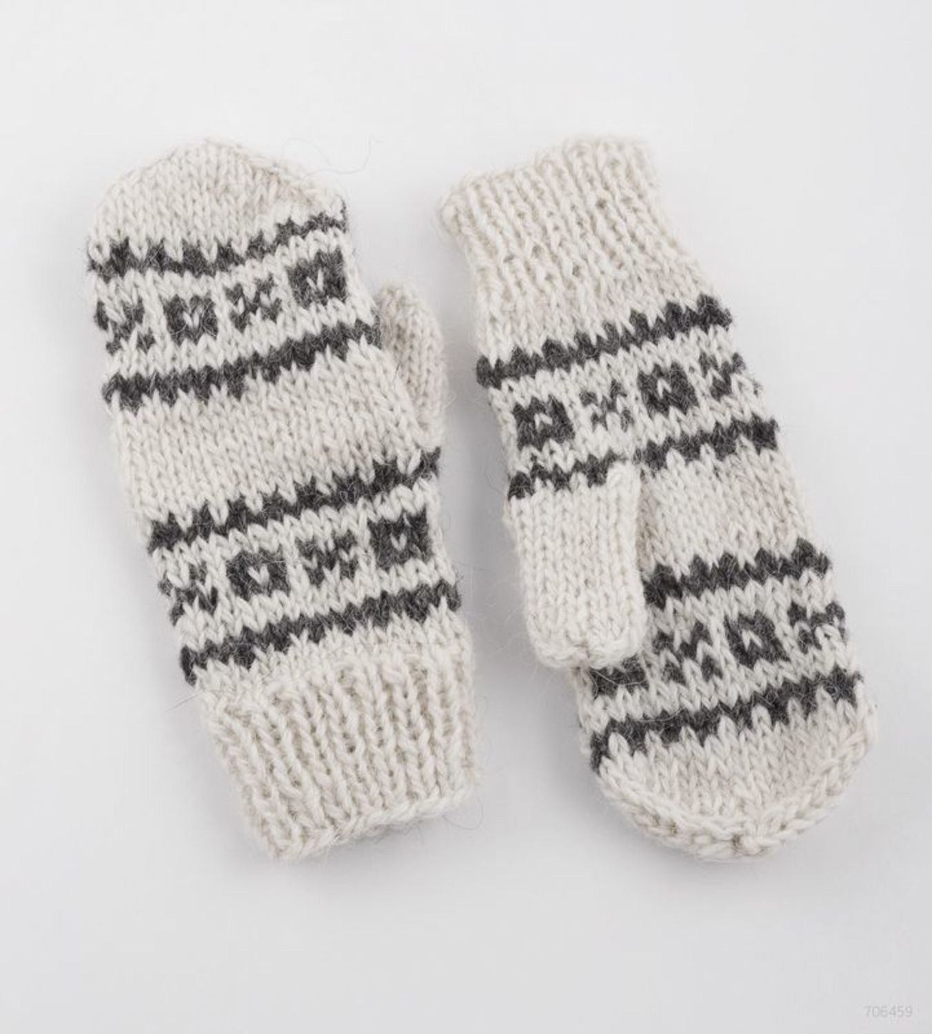 Women's mittens with beautiful pattern photo 2