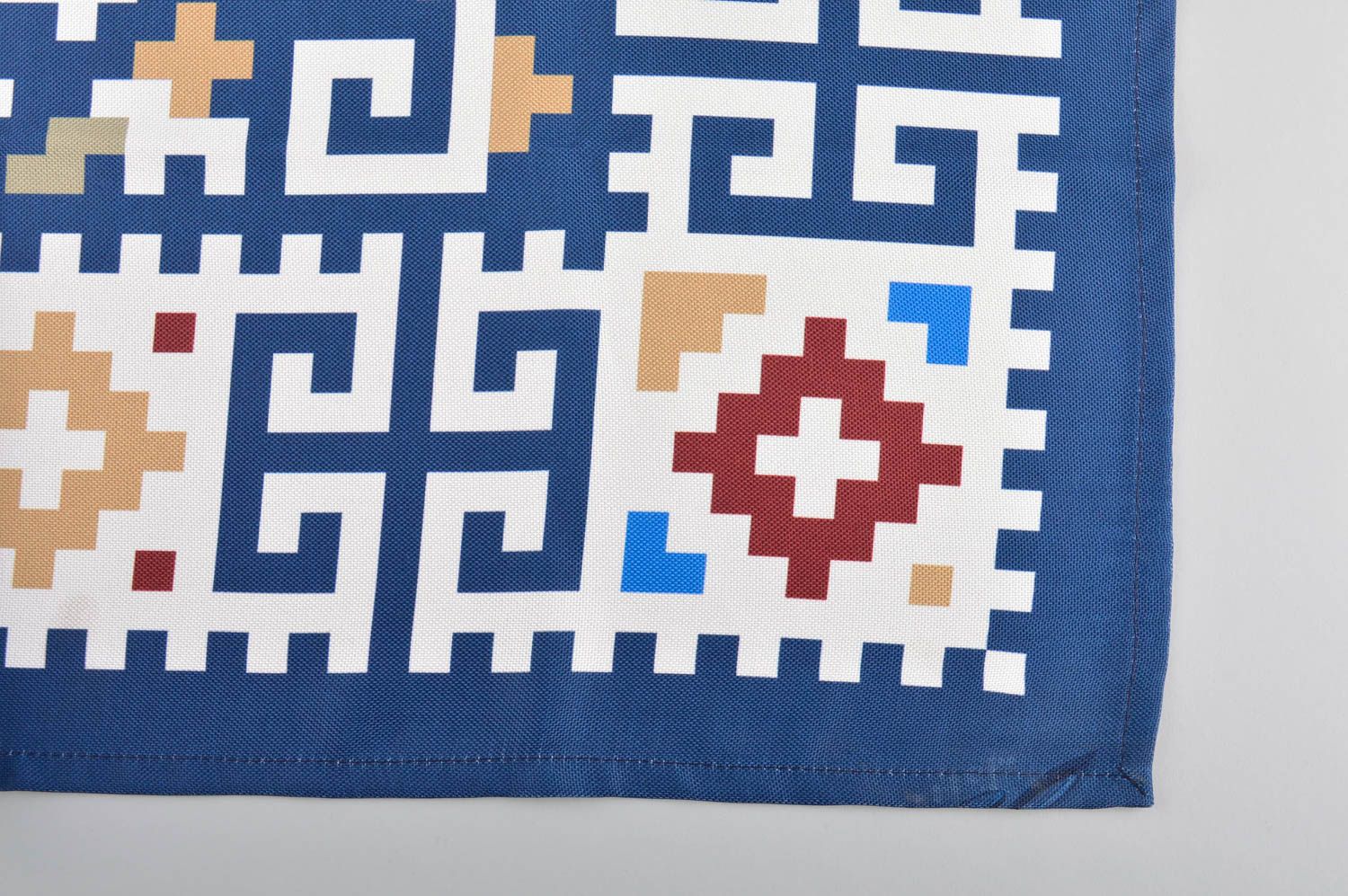 Mantel artesanal azul con ornametos elemento decorativo utensilio de cocina foto 3