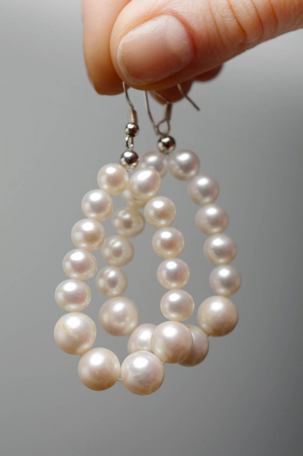 Silver earrings with pearls of white color photo 4