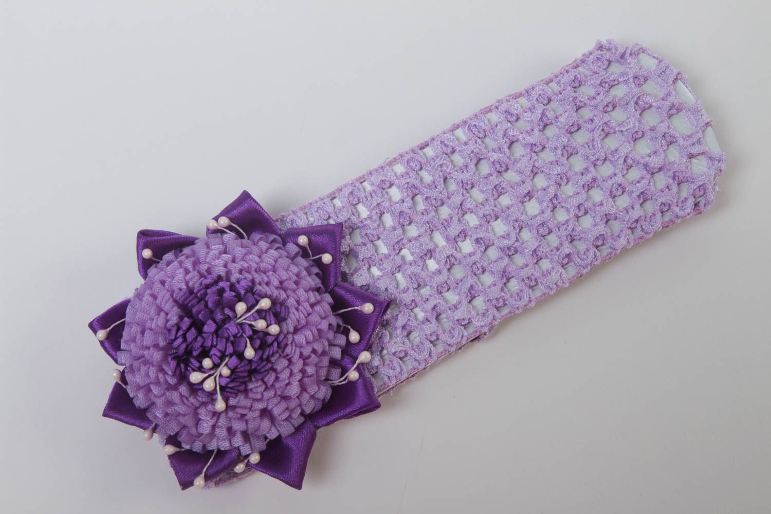 Детская повязка для волос на резинке фиолетовая с цветком из атласа хенд мейд фото 2