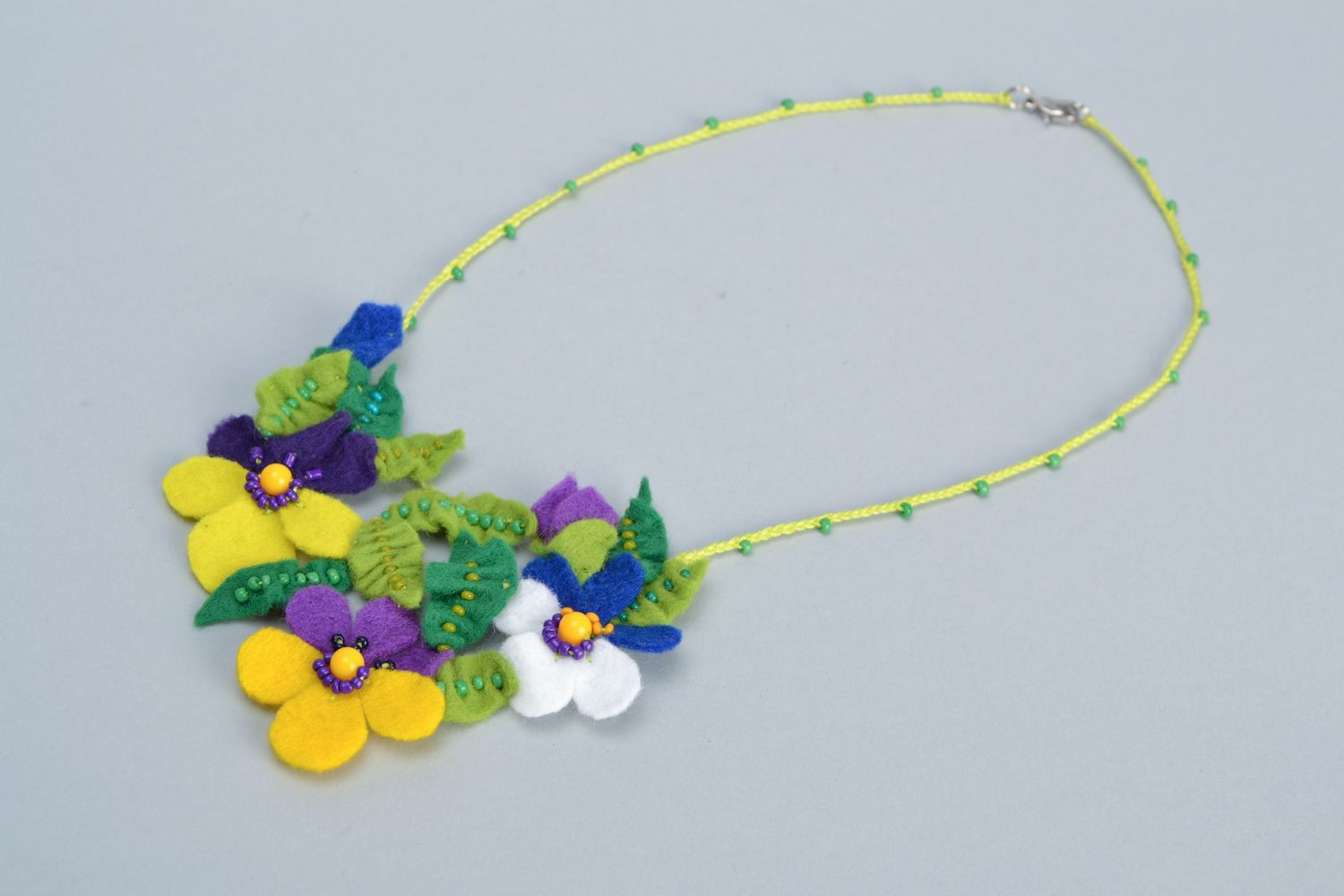 Collier en feutre et perles de rocaille fait main fleurs pensées tricolores photo 4