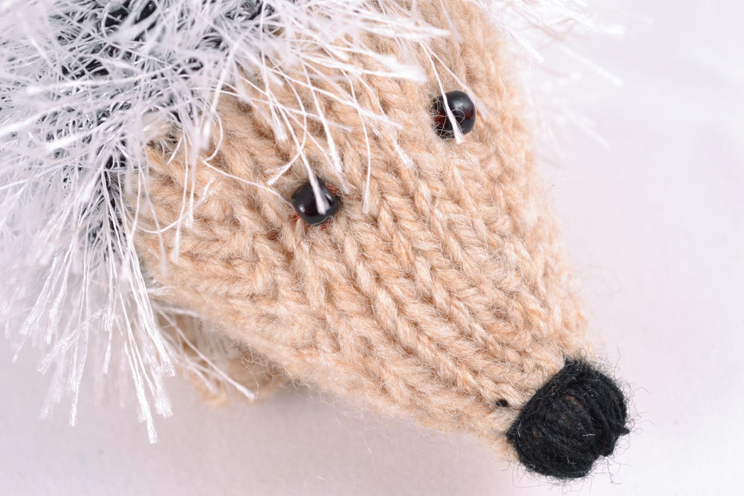Petit jouet mou tricoté de fils coton laine acryliques Hérisson blanc fait main photo 3