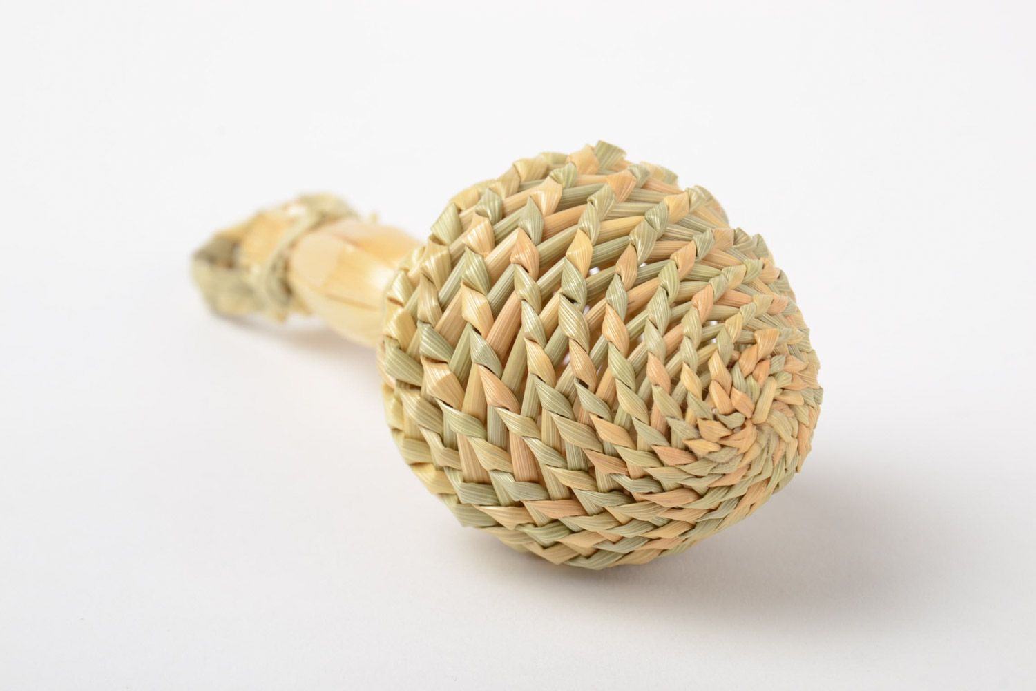 Плетеная погремушка из соломы экологически чистая игрушка ручного плетения фото 3