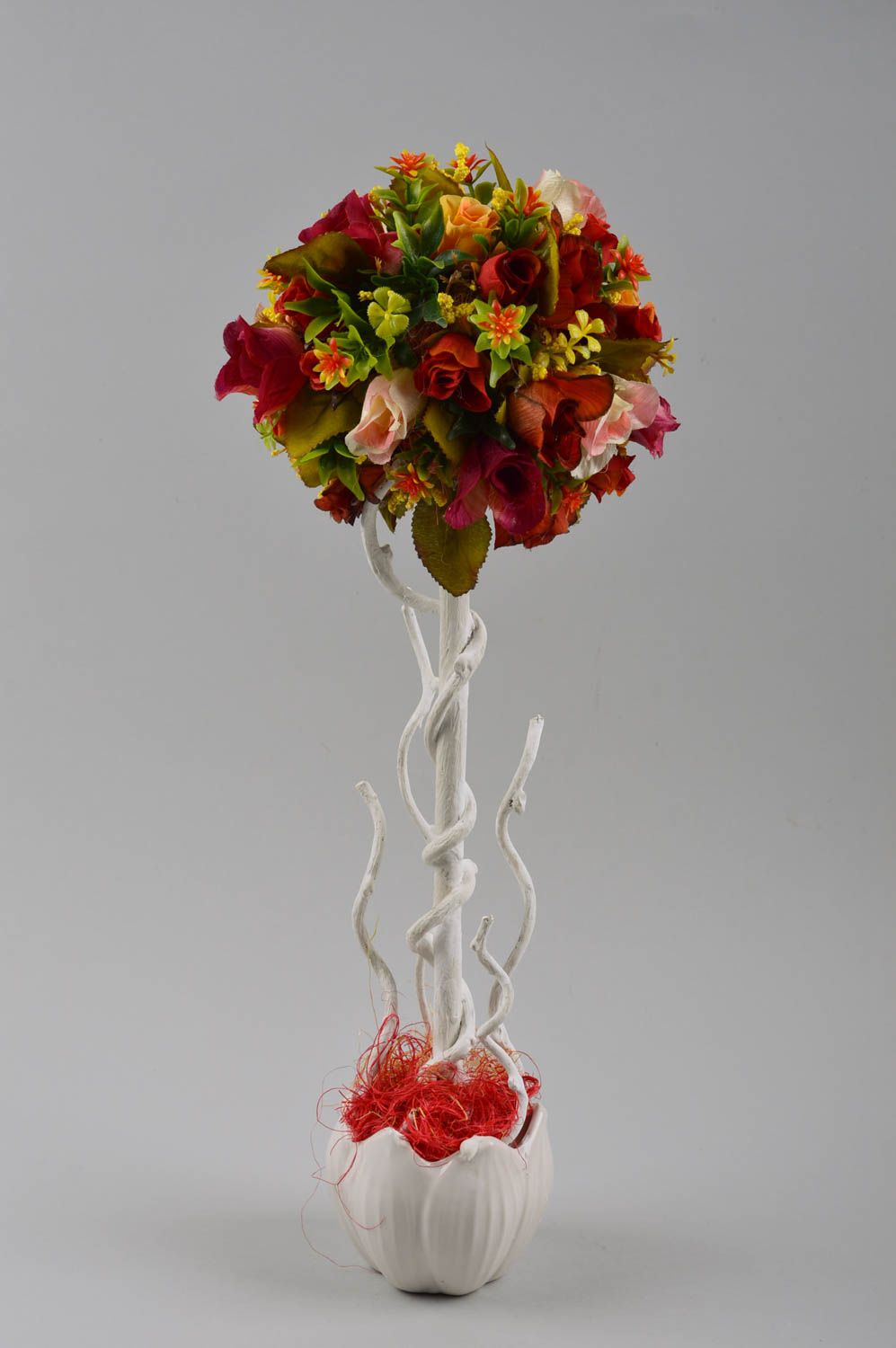 Árbol topiario hecho a mano hermoso composición de flores decoración de casa foto 2