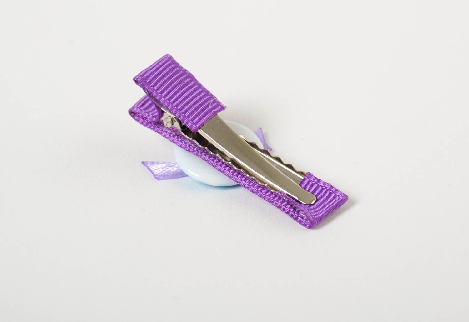 Фиолетовая заколка для волос из репсовой ленты с пуговичкой детская хэнд мэйд фото 3