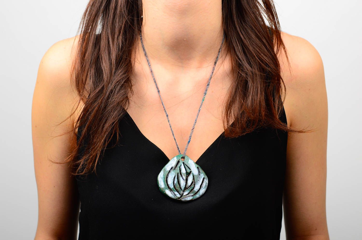 Зеленый кулон ручной работы керамическое украшение подвеска на шею авторская фото 1