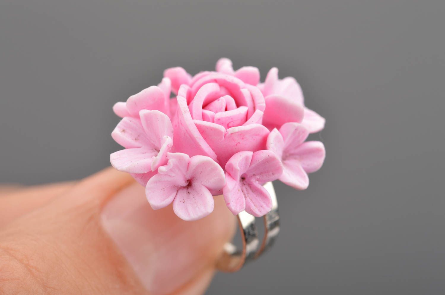 Розовое кольцо из полимерной глины ручной работы в виде розы нарядное объемное фото 2