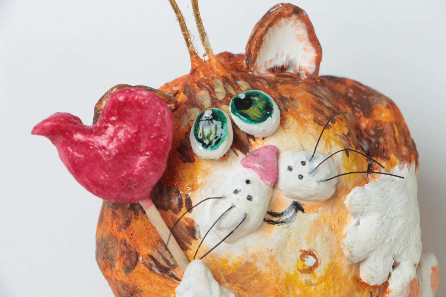 Colgante decorativo artesanal pintado de papel maché con forma de gato pelirrojo foto 3