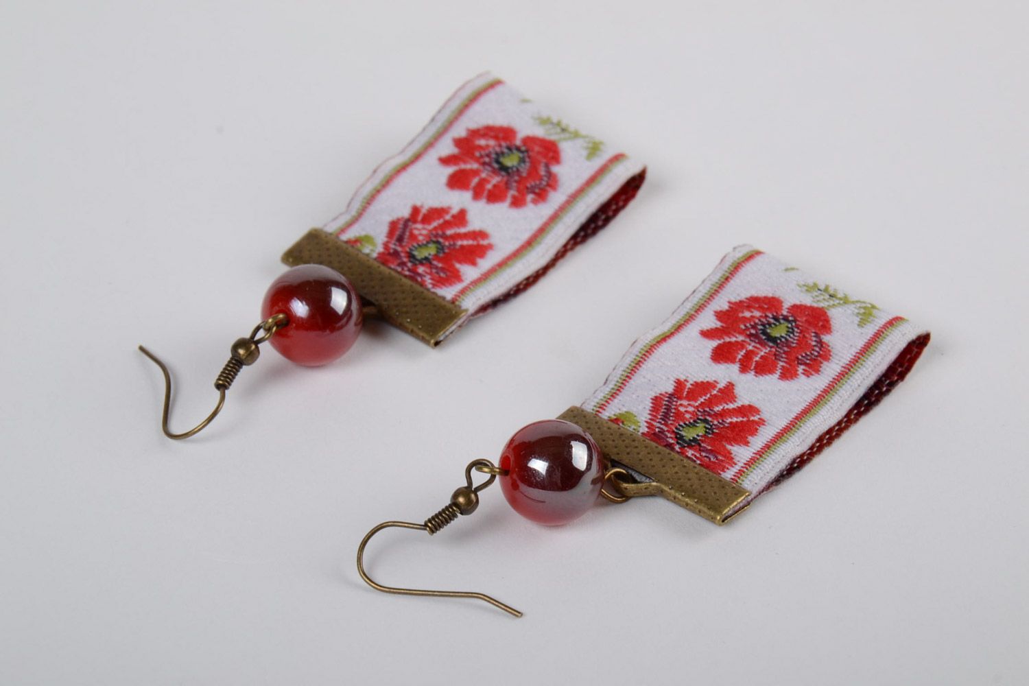 Boucles d'oreilles en textile pendantes faites main rouges avec perles fantaisie photo 2