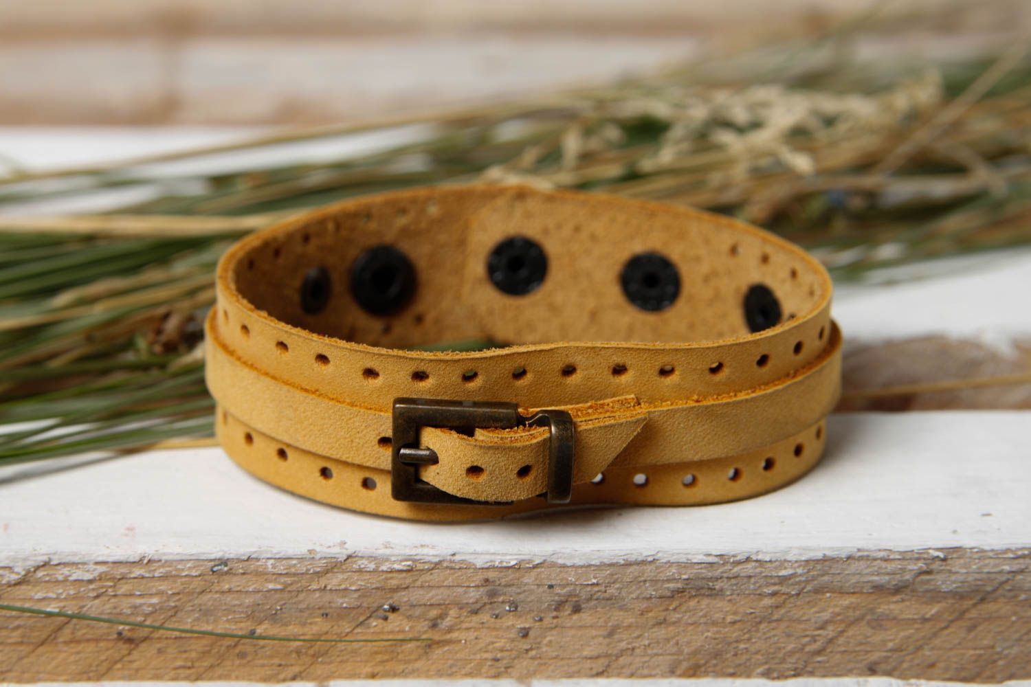 Handmade breites Armband aus Leder Designer Schmuck Accessoire für Frauen hell foto 1