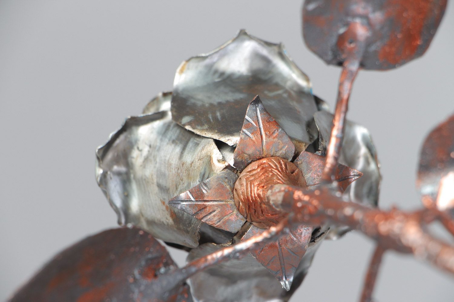 Кованый цветок из железа в виде серебристой розы ручная работа фото 4