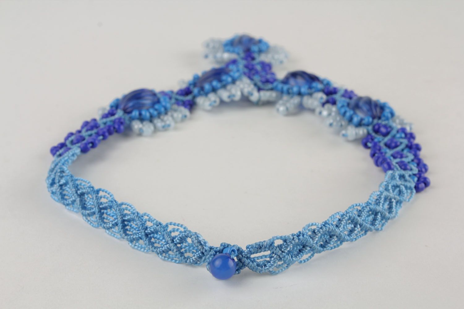 Collier de perles de rocaille en gamme de couleurs bleue photo 4