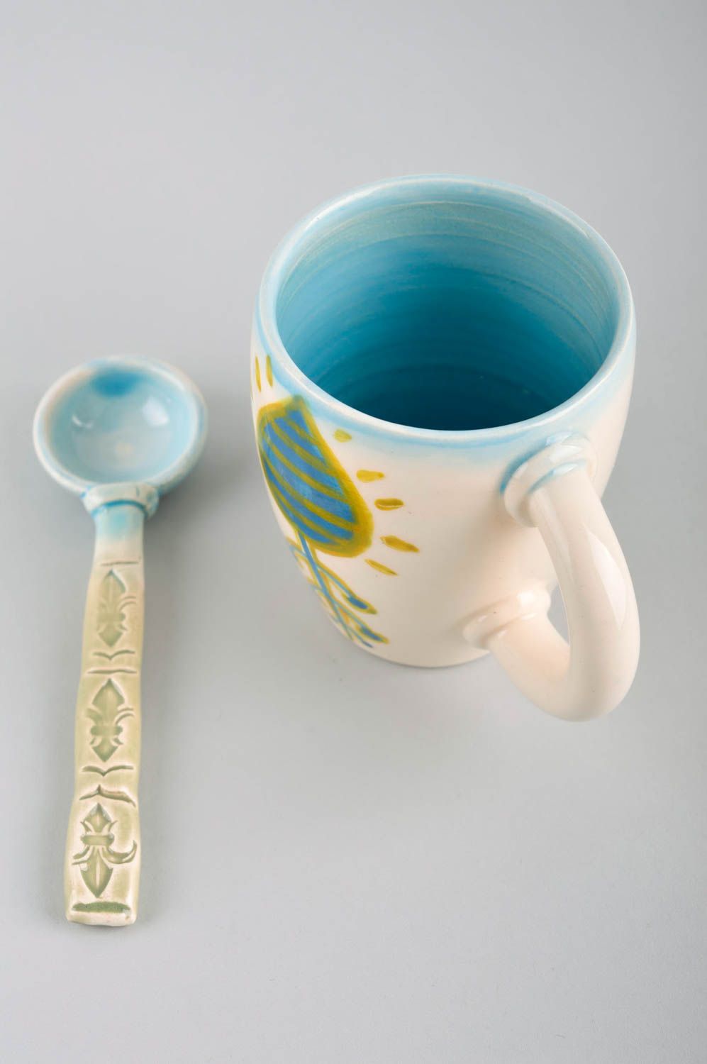 Taza para café artesanal con ornamentos utensilio de cocina cuchara de barro  foto 3