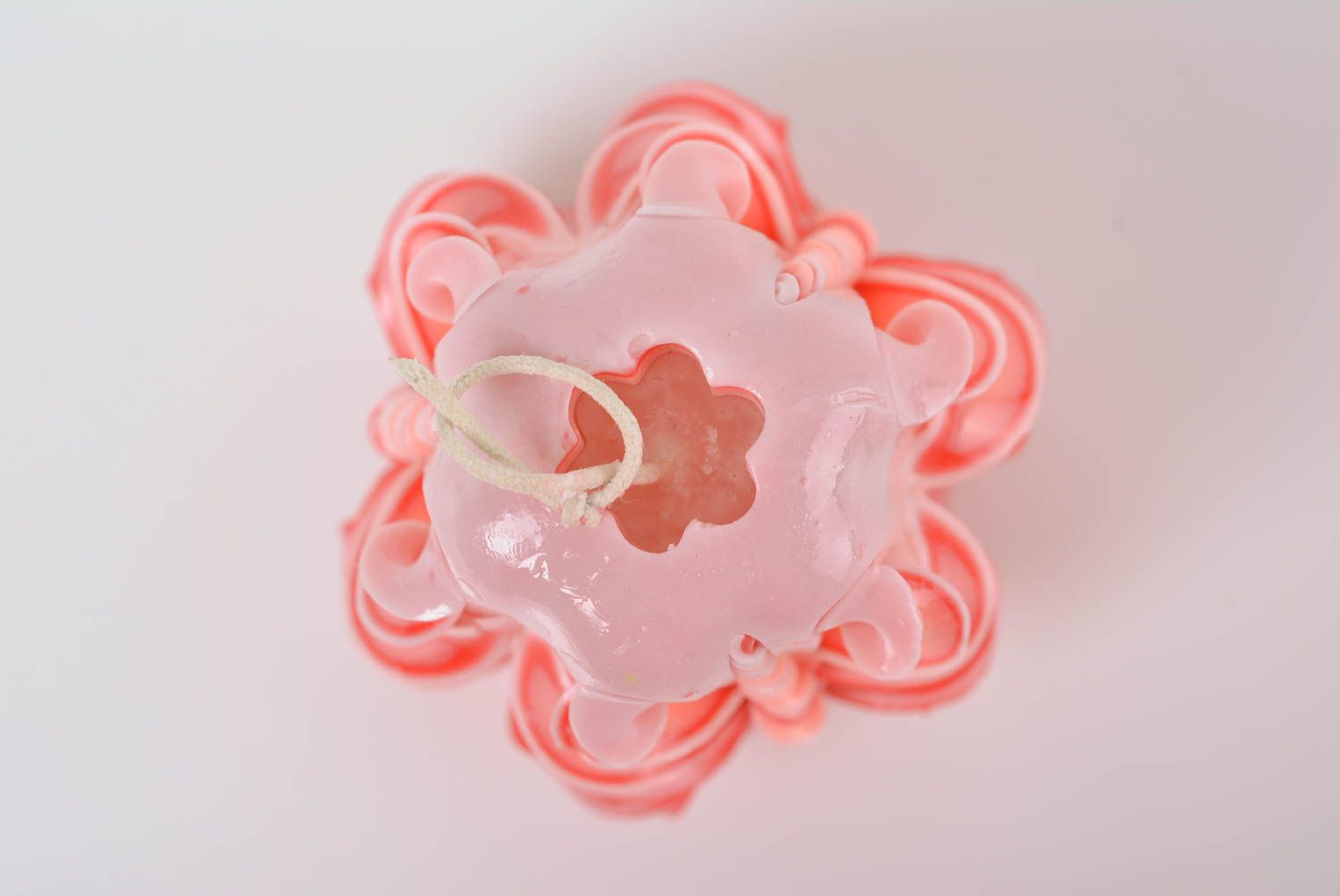 Vela artesanal de parafina tallada pequeña hermosa de color rosa 
 foto 3
