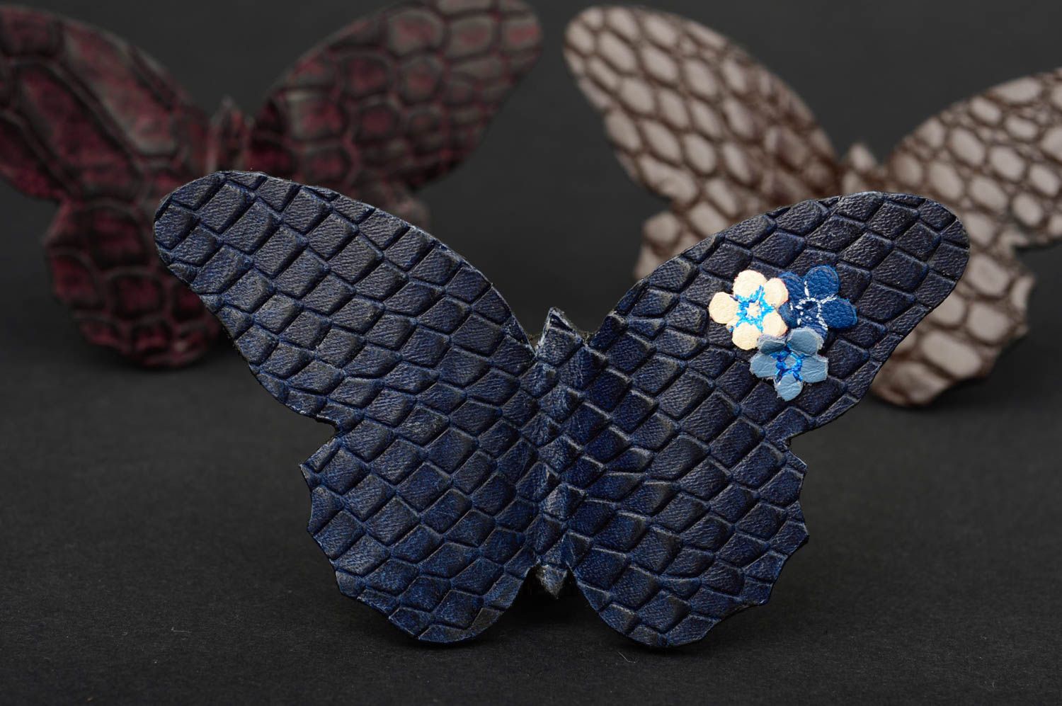 Broche en cuir design Bijou fait main Accessoire femme papillon cadeau photo 1