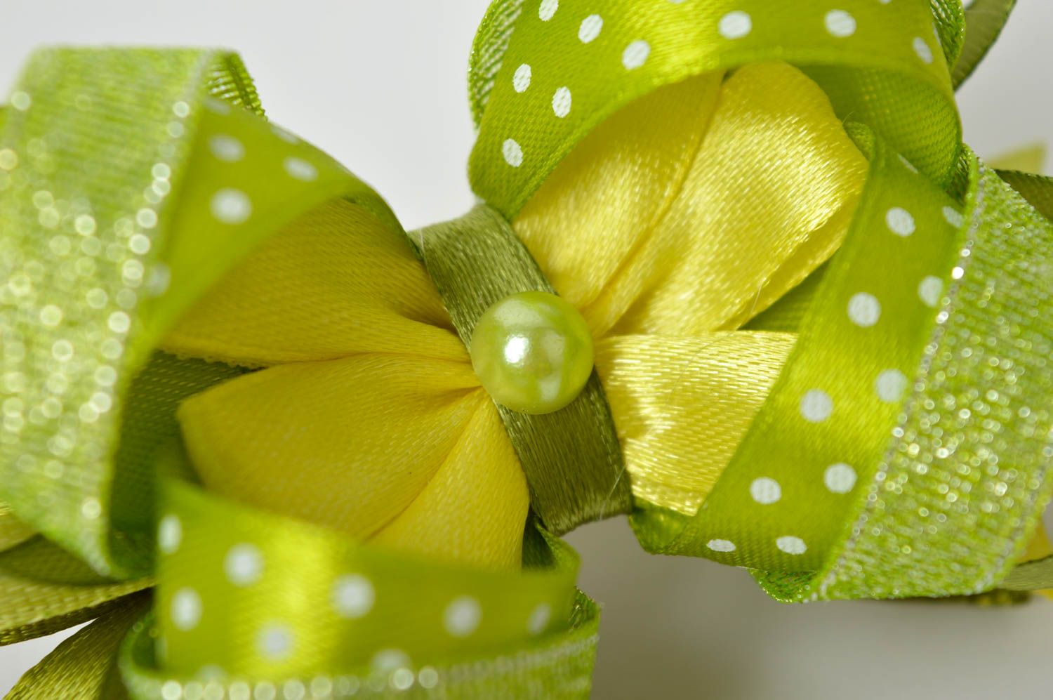 Резинка с бантом украшение ручной работы зеленая резинка для волос с бусиной фото 5
