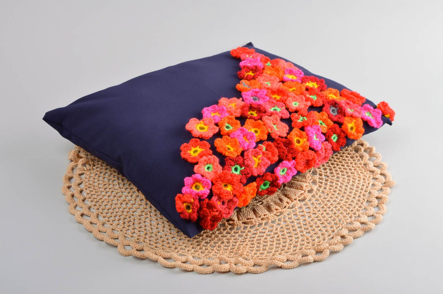 Almohada decorativa artesanal con flores decoración de interior regalo original  foto 1