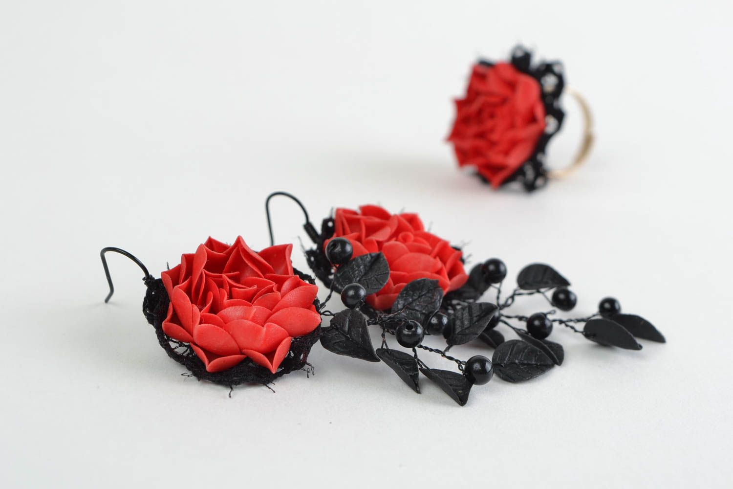 Juego de bisutería de porcelana fría anillo y pendientes artesanales con forma de rosas rojas foto 3