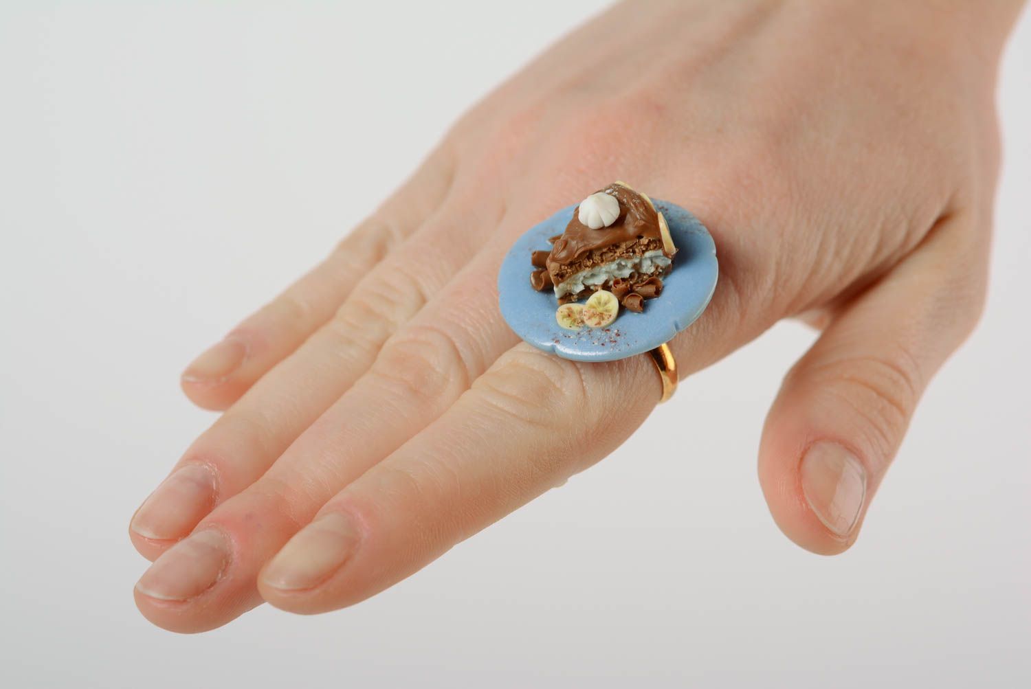 Schöner handmade Ring aus Polymer Ton Damen Schmuck in Form von Torte  foto 2