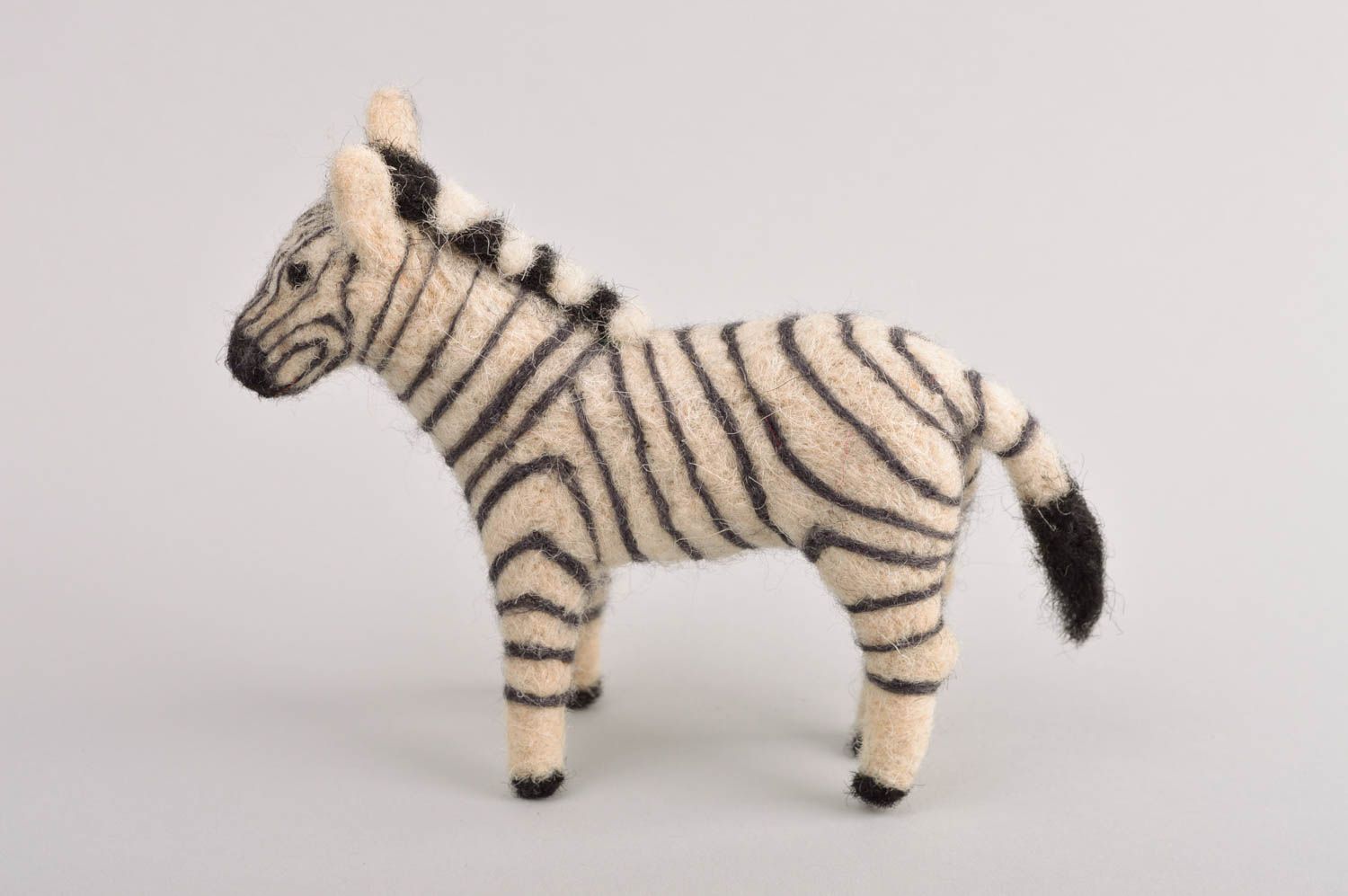 Niedliches Kuscheltier Zebra handmade Spielzeug aus Wolle Geschenk für Kinder foto 3