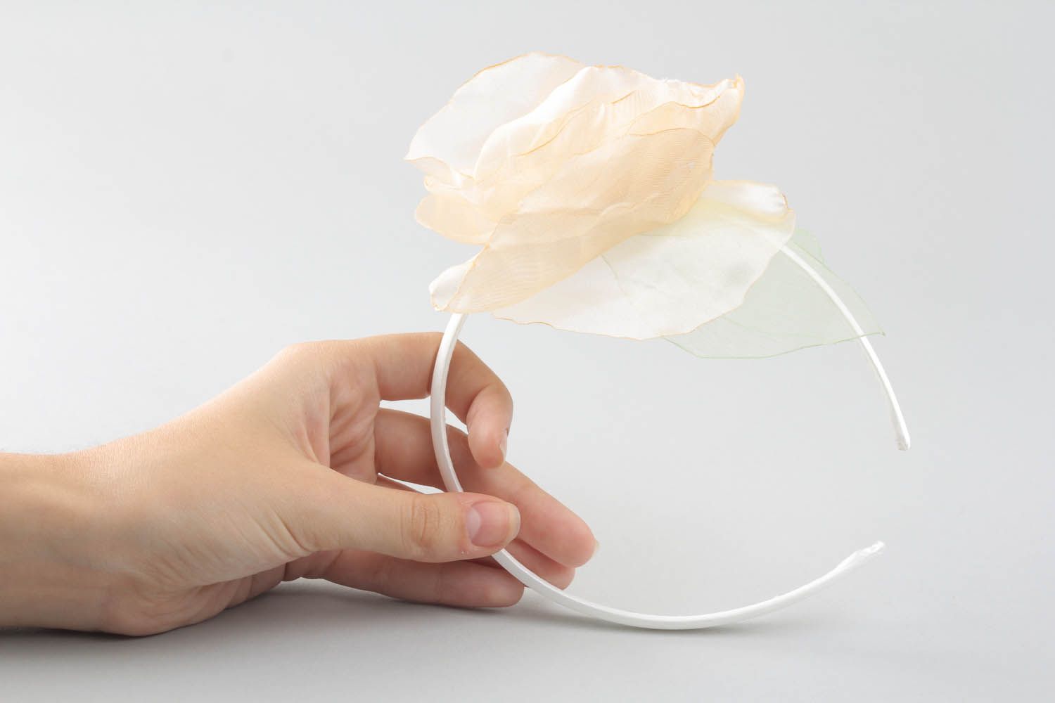 Aro de cabelo decorado com uma flor feita de tecido leve transparente e contas foto 4