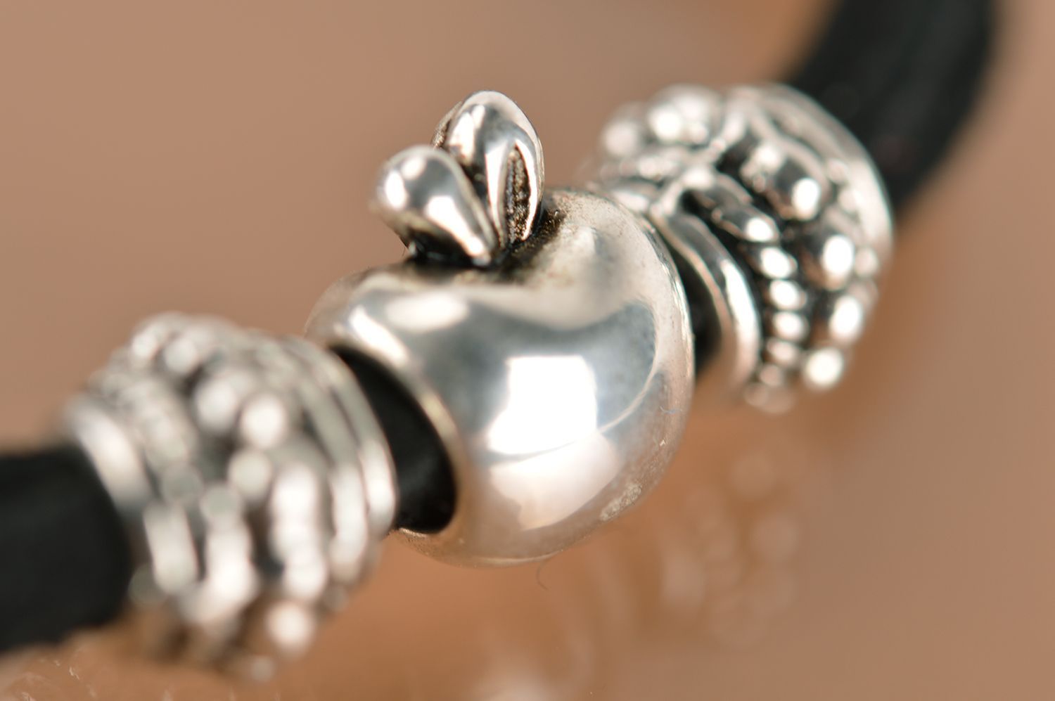 Bracelets en daim faits main accessoires noirs 3 pièces avec métal bijoux photo 4