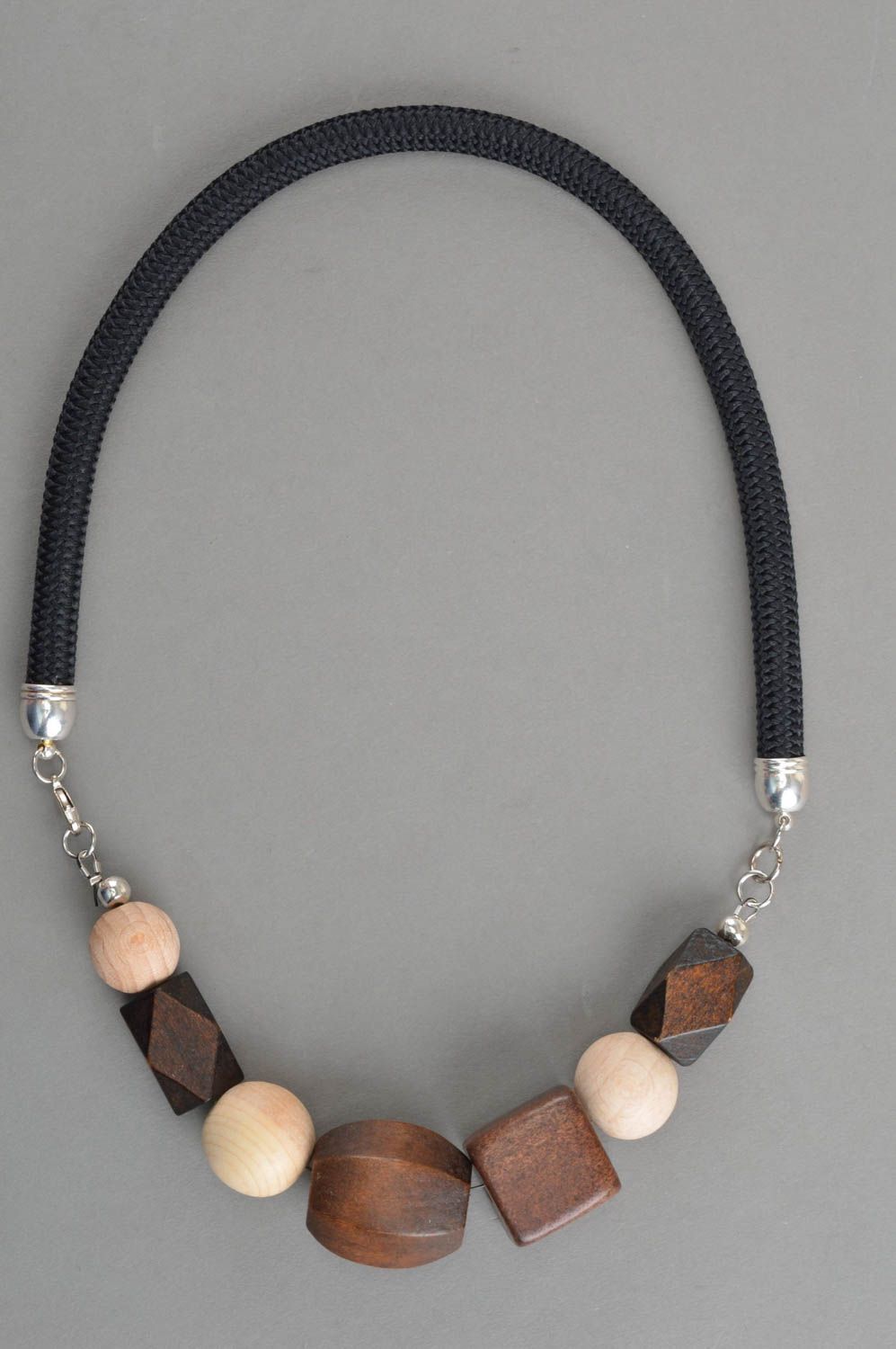 Collier en perles de bois de formes et tailles différentes sur cordon fait main photo 2