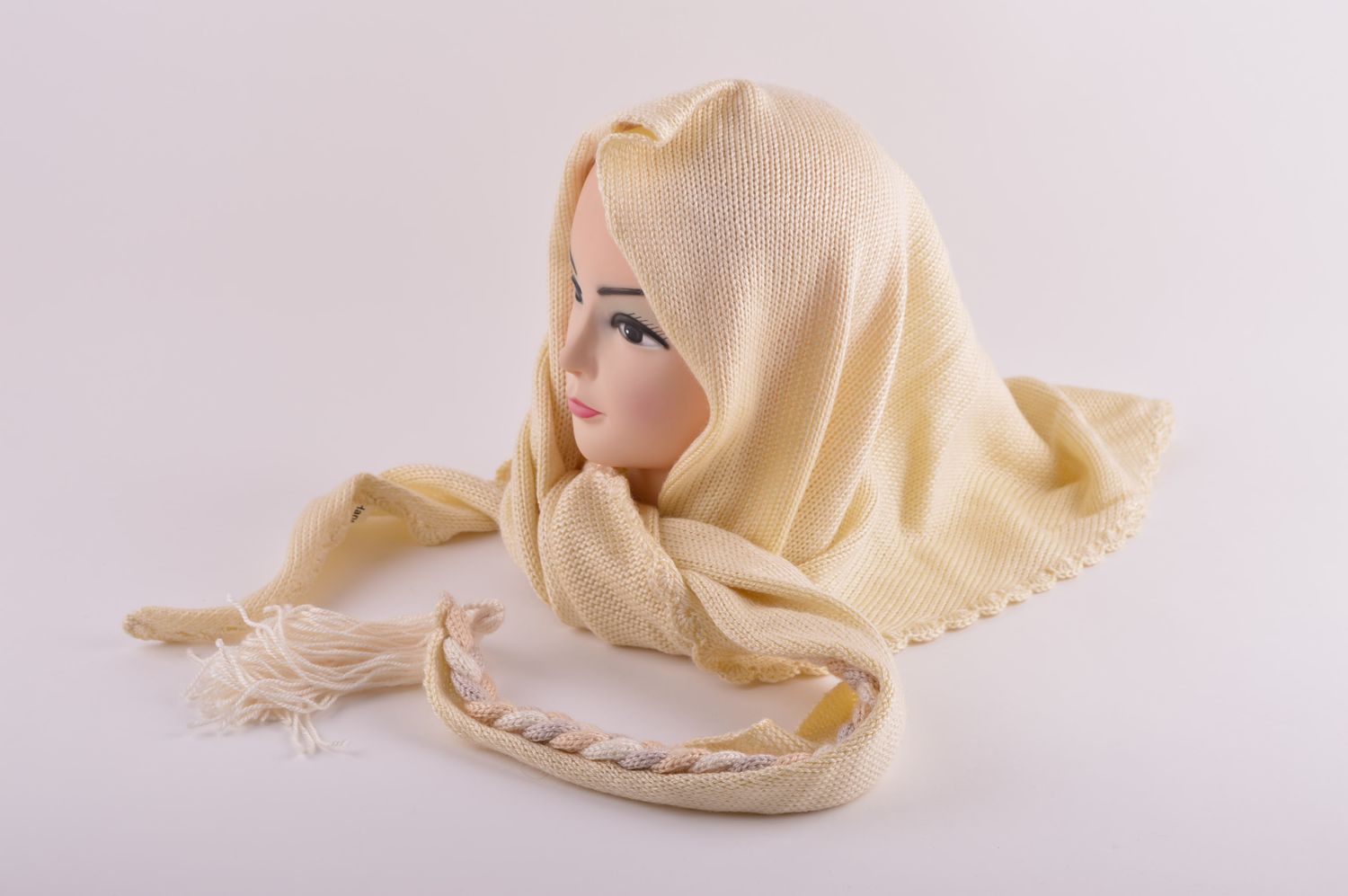 Вязаная шаль ручной работы женская накидка большой бежевый шарф вязаная вещь фото 1