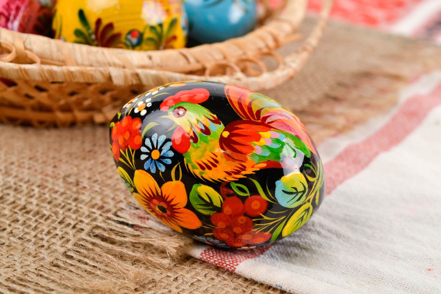 Пасхальное яйцо ручной работы подарок из дерева пасхальный декор с петушком фото 1