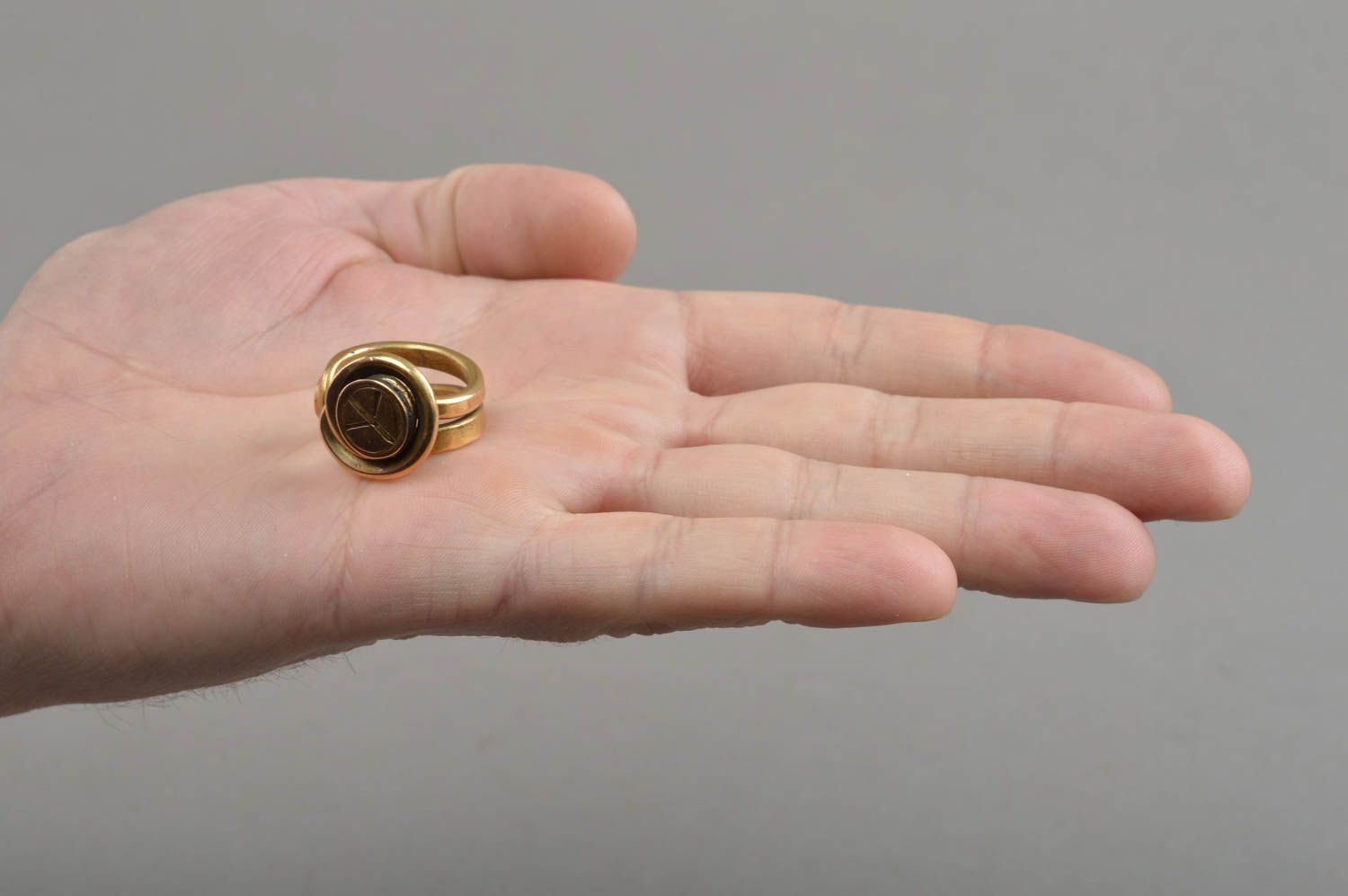 Стильное безразмерное кольцо из латуни хенд мейд с изображением знака Пацифик фото 5