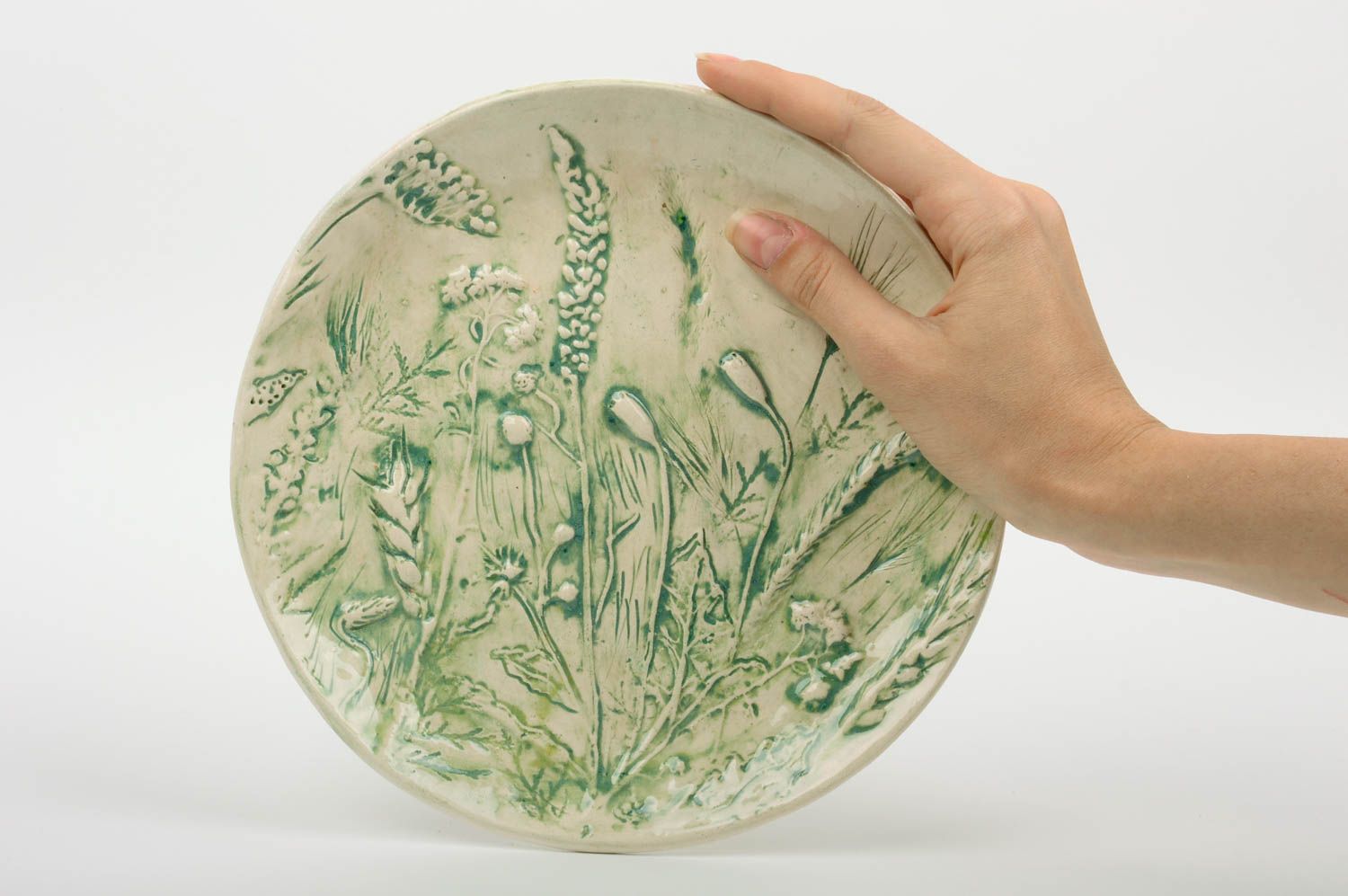 Глиняная тарелка с глазурью круглая с объемными узорами бежевая ручной работы фото 3