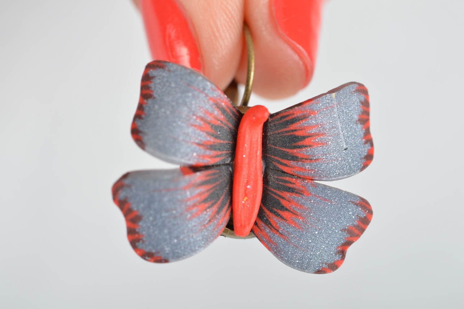 Schöne Damen handmade Ohrringe aus Polymerton in Form von Schmetterlingen foto 3