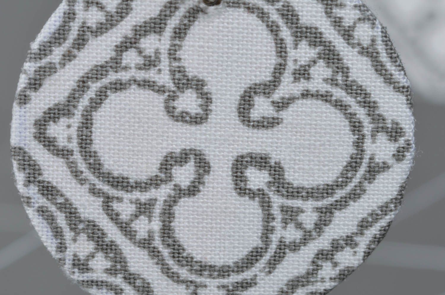 Pendientes de tela de algodón artesanales redondos con ornamento de pasado foto 3